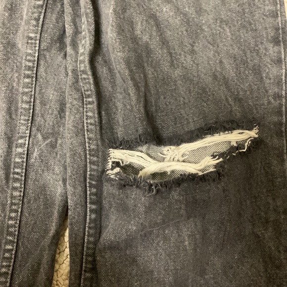 LEVIS SIZE 32 JEANS WITH ONE RIP IN RIGHT LEG - Picture 3 of 4